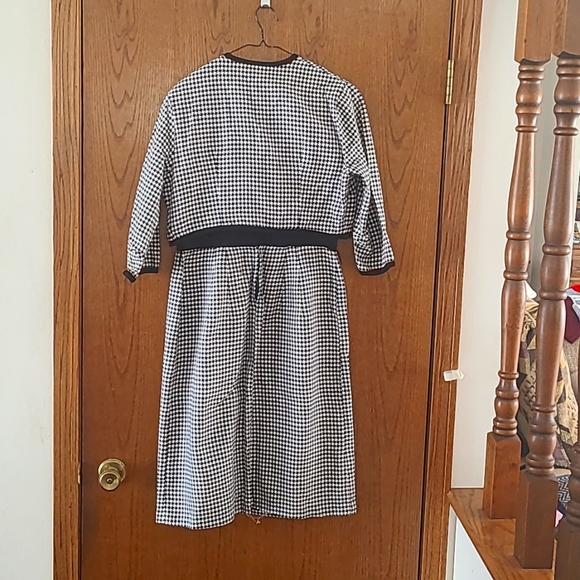 Vintage sleeveless jacketed dress; bust 36", waist 28"; appr Sz 8 - Picture 3 of 6